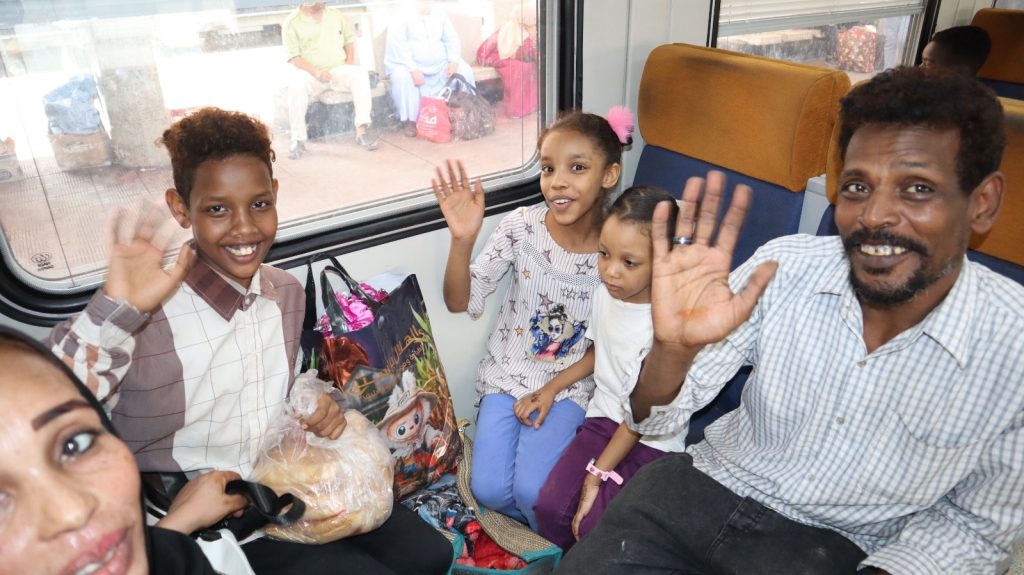 قطار السودانيين العائدين من مصر 