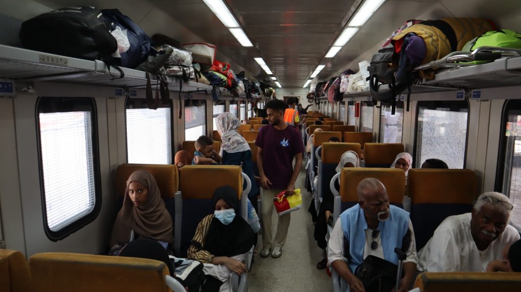قطار السودانيين العائدين من مصر 